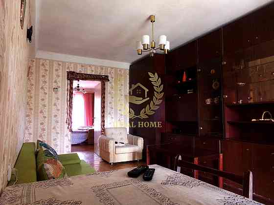 Трикімнатна квартира біля метро Лівобережна Київ