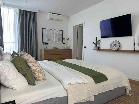 Продаж Квартира 3-кімнатна, 13/26 поверх на Каховська вул., д. 19а Kiev