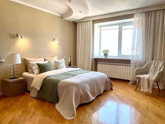 Продаж Квартира 4-кімнатна, 17/18 поверх на Драгоманова вул., д. 15-А Kiev