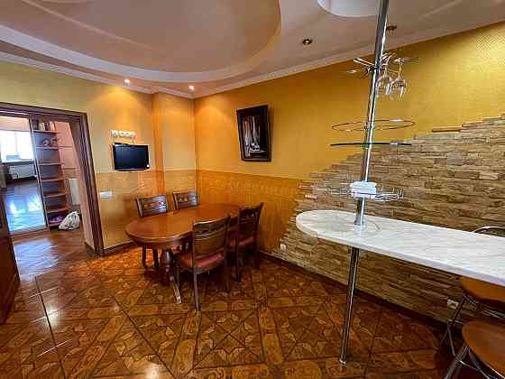 Продаж Квартира 3-кімнатна, 12/17 поверх на Ахматової Анни вул., д. 31 Київ