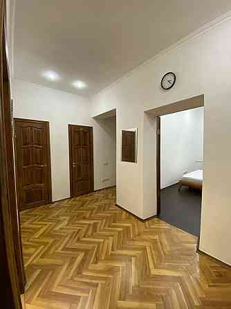 Продаж Квартира 3-кімнатна, 1/5 поверх на Гетьмана Павла Скоропадського вул., д. 17б Киев