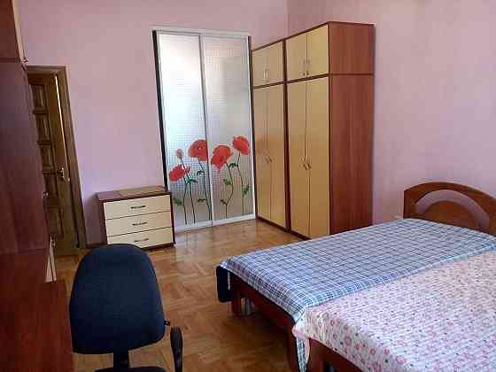 Продаж Квартира 3-кімнатна, 3/4 поверх на Павлівська вул., д. 10 Київ