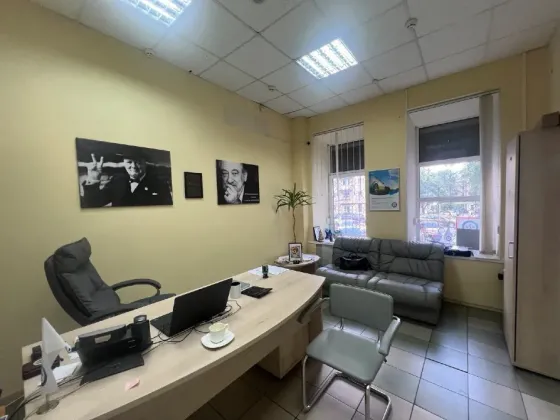 I will rent a shop/office in the city center (Chelyuskina) it was an insurance company office. good repair Dnipro