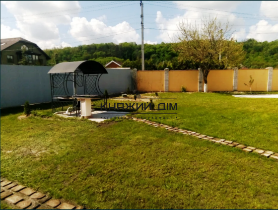 Продам Дом в с. Подгорцы 278 м2 3 этажа на 25 сотках. 