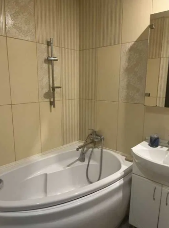 Оренда Квартира 3-кімнатна, 4/9 поверх на Ревуцкого ул., 35 Киев