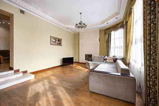 Продаж Будинок 8-кімнатний на вул. Геофізиків Lapaivka