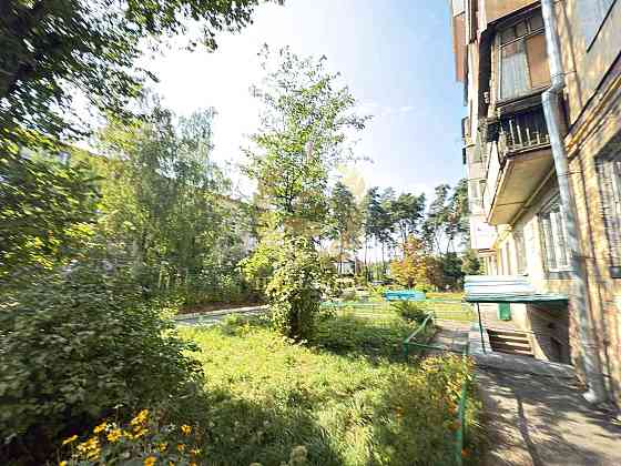 Продаж Квартира 3-кімнатна, 5/5 поверх на Светлая ул., 6 Киев