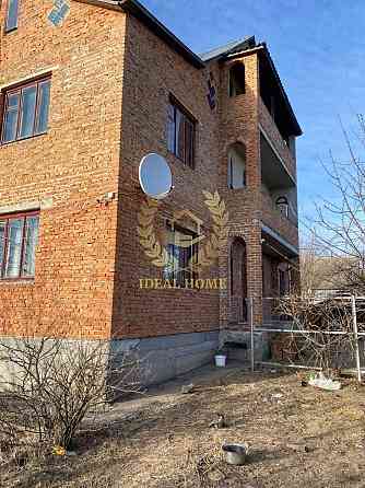 Продам будинок в Таращі - 6 кімнат, 391 м², 10 соток. Тараща