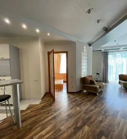 Большая квартира кухня-студия и спальня Odessa