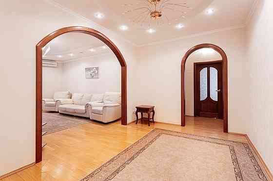 Продаж Квартира 3-кімнатна, 8/22 поверх на Ахматової Анни вул., д. 45 Kiev