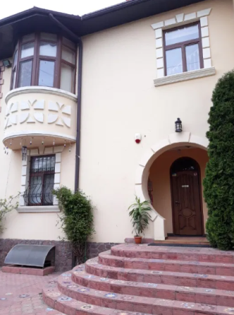 Продам 3-х этажный дом в Лесках Lisky (Kominternivskyi raion)