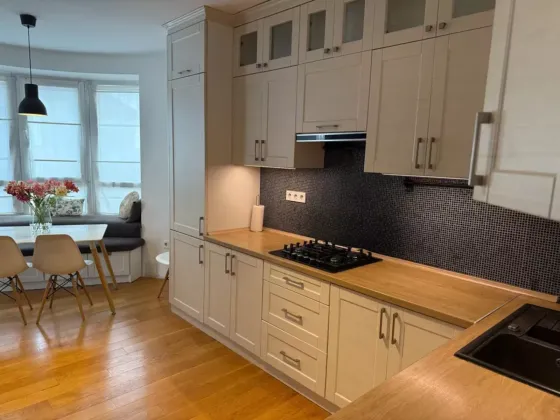 Продаж Квартира 3-кімнатна, 7/8 поверх на Двірська Krykhivtsi