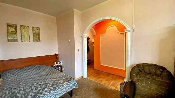 Продаж Квартира 2-кімнатна, 2/5 поверх на Берестейський вул., д. 3 Киев