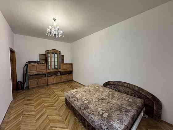 Продаж Квартира 2-кімнатна, 2/5 поверх на Єреванська вул., д. 1 Київ