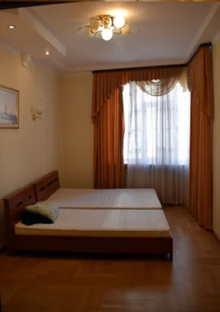 Оренда Квартира 3-кімнатна, 5/19 поверх на Урловская ул., 4 Київ