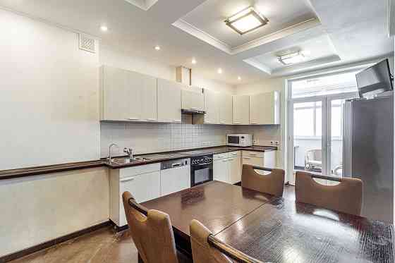 Продаж Квартира 3-кімнатна, 21/25 поверх на Лобановського вул., д. 4А Kiev