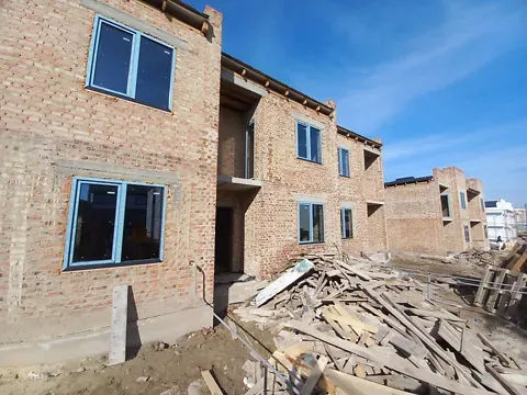 Продаж 2-поверховий   100 кв.м 4 кімн. на Незалежності майдан Рівне - фото 1