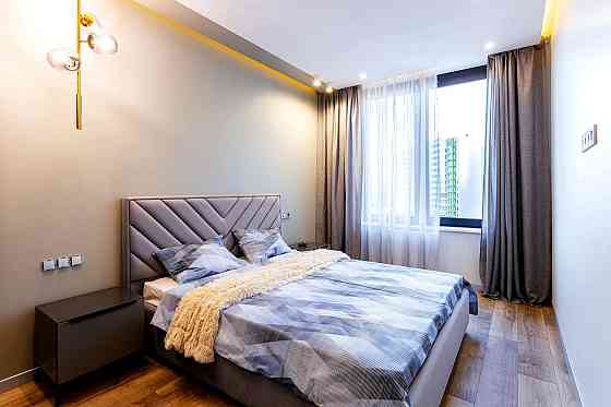 Продаж Квартира 4-кімнатна, 10/18 поверх на Берестейський вул., д. 67 Kiev