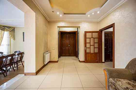 Продаж Будинок 8-кімнатний на вул. Геофізиків Lapaivka