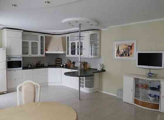 Оренда Квартира 3-кімнатна, 3/10 поверх на Педагогическая ул., 17 Одесса