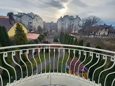 For rent 3-storey   220 sq.m 4 rooms at Київська вулиця 34 Chernivtsi - photo 1