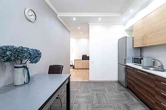 Продаж Квартира 2-кімнатна, 15/25 поверх на Бажана Николая вул., д. 8-Б Kiev