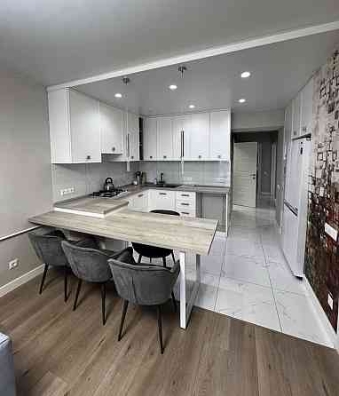 Продаж Квартира 3-кімнатна, 9/12 поверх на Славы б-р, 45Б Дніпро