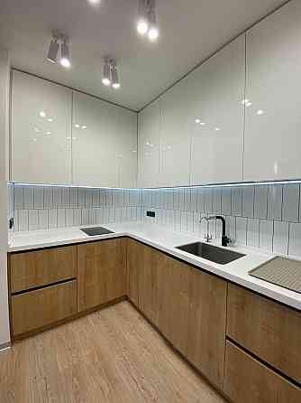 Продаж Квартира 1-кімнатна, 16/16 поверх на Салютна вул., д. 2б Kiev