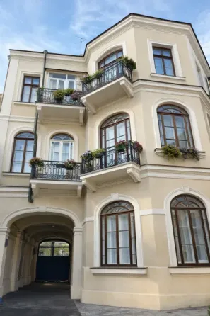 For sale 3-storey House with land 4 ares 1337 sq.m 7+ rooms at Нежинська 51 Odessa