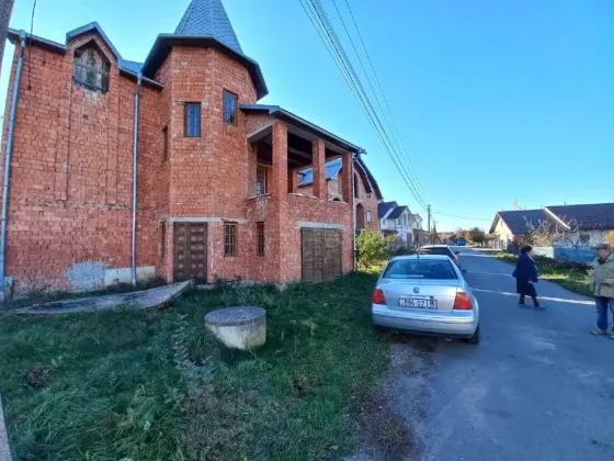 Продаж 3-поверховий Будинок з ділянкою 12 сот 206 кв.м 6 кімн. на вулиця Галицька, 1 Івано-Франківськ