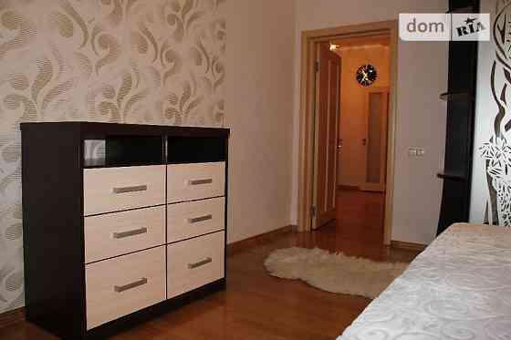 Оренда Квартира 3-кімнатна, 7/9 поверх на ул. Дмитриевская Киев