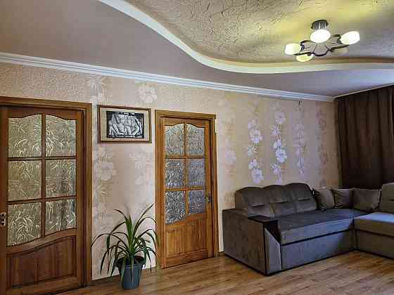 Семейный дом с детской площадкой и гаражом на тихой улице Нерубайське