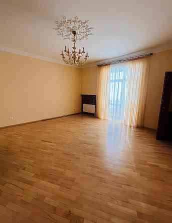 Продаж Квартира 4-кімнатна, 3/5 поверх на вул. Галілея Галілео L'viv