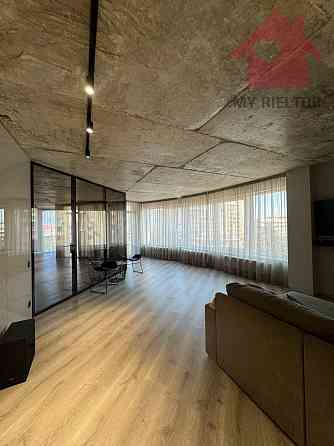 Продаж трикімнатної квартири в центрі міста пл.Богдана Хмельницького. Uzhhorod