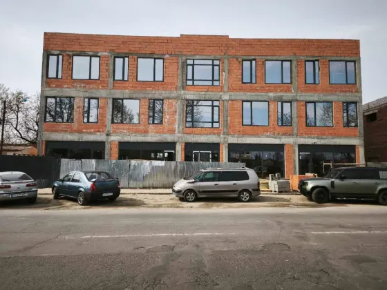 Продаж Торгово-офісний центр площа 367 кв.м 1-й поверх на Андрія Палая 2А Ужгород