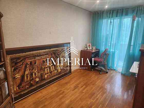 Продаж Квартира 4-кімнатна, 6/9 поверх на вул. Салютна Київ