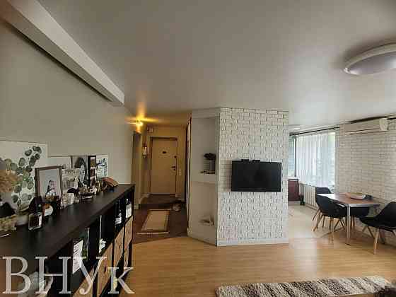 Продаж Квартира 4-кімнатна, 5/5 поверх на Відродження Luts'k