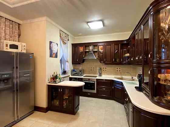 Продаж Квартира 4-кімнатна, 7/13 поверх на Лесі Українки вул., д. 23-А Київ