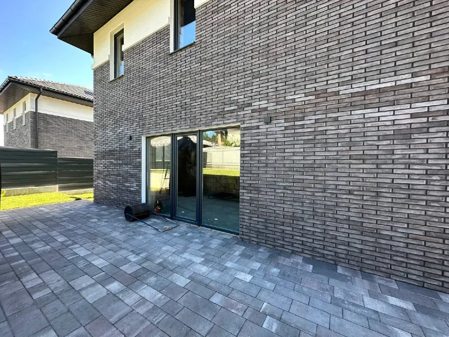 Продажа 2-этажный Дом с участком 5 сот 155 кв.м 6 комн. на Павла Глазова Стоянка - изображение 2