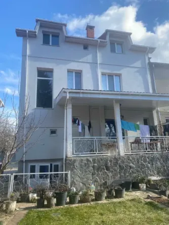 Продаж 3-поверховий Будинок з ділянкою 6 сот 295 кв.м 7+ кімн. на Рилєєва Ужгород