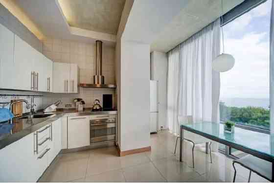 Оренда Квартира 3-кімнатна, 4/8 поверх на Черноморская ул., 1 Одесса