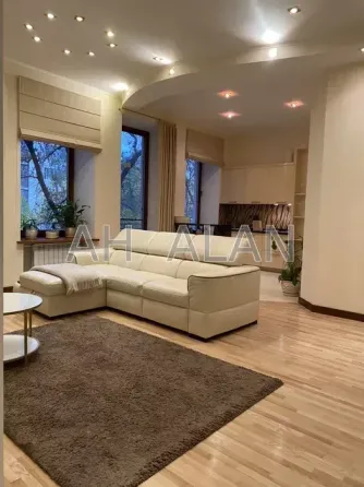 Оренда Будинок 3-кімнатний на Гончара Олеся вул., 37А Київ