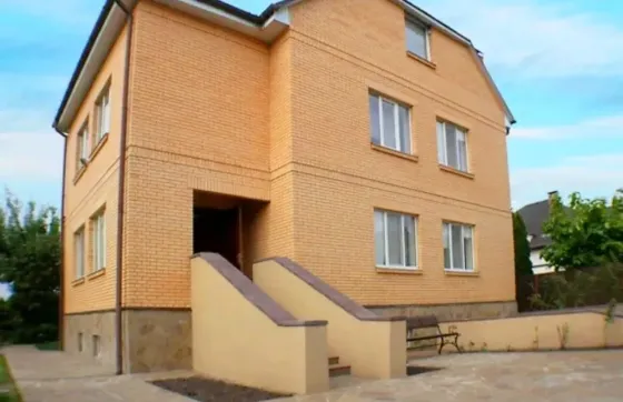 630 Three-storey house with swimming pool for rent Kiev