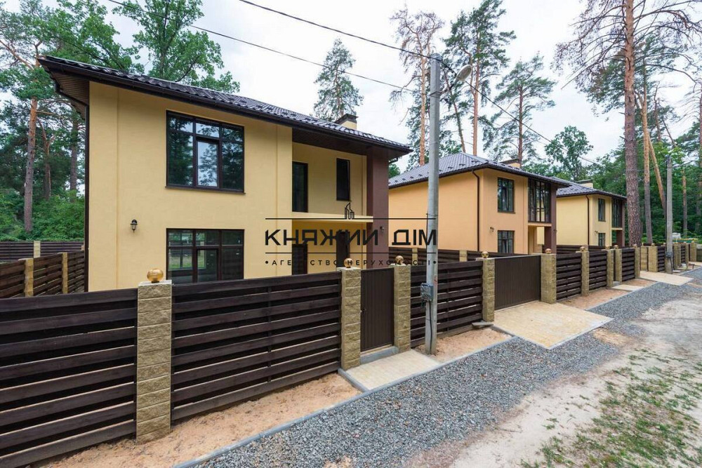 Предлагается на продажу двухэтажный дом в Ворзеле. Рядом сосновый лес, магазин, озеро, школа и детский сад. Ворзель - фото 1