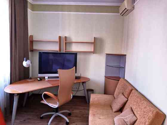 Оренда Квартира 3-кімнатна, 8/17 поверх на ул. Павловская Киев