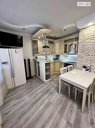 Оренда Квартира 2-кімнатна, 8/15 поверх на Драгоманова ул., 31 в Київ