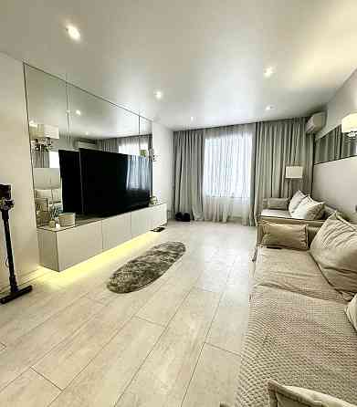 Продаж Квартира 3-кімнатна, 8/9 поверх на Новогодняя ул., 53 Дніпро