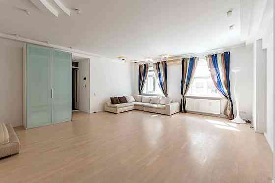 Продаж Квартира 5-кімнатна, 4/4 поверх на Малоподвальная вул., д. 12/10 Киев