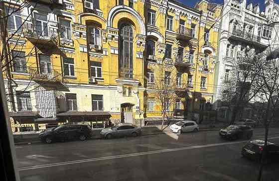 Продаж Квартира 3-кімнатна, 2/9 поверх на Большая Житомирская ул., 13 Kiev