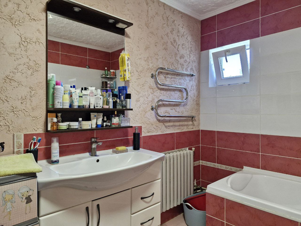 Семейный дом с детской площадкой и гаражом на тихой улице Нерубайське - фото 13